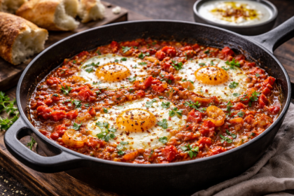 Szakszuka z jajkami w aromatycznym sosie pomidorowym podana na patelni