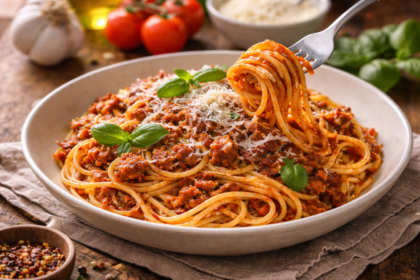 talerz spaghetti bolognese z mięsem mielonym i sosem pomidorowym