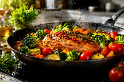 zdrowe gotowanie warzywa i mięso na patelni świeże składniki